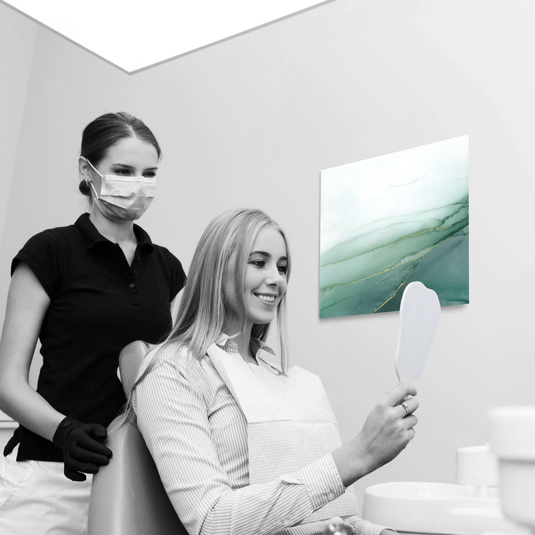 Abstrakte sanft fließende Kunst in Zahnarztpraxis