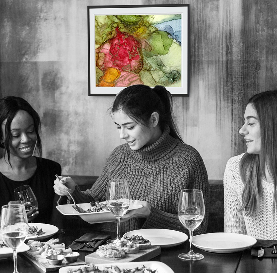 Frauen in einem Restaurant mit abstrakter Kunst als Wandbild